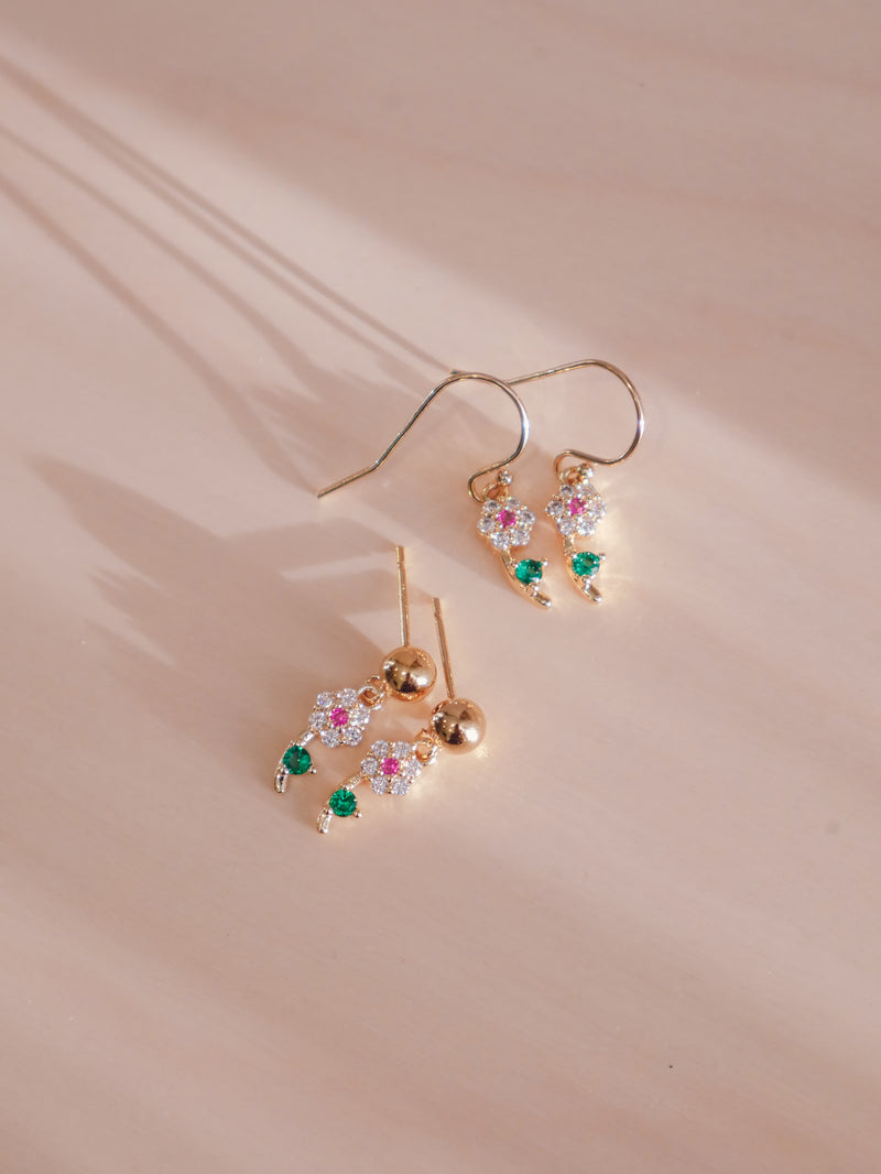 These Mini Flōra earrings, with their small flowers and dainty stones, add a touch of whimsy to any outfit. Perfect for everyday wear or layering for our multi-piercing peeps.  Gold-filled ear hooks or ball studs  14k plated CZ crystal daisy drops 2.5cm total length  Suitable for sensitive skin 